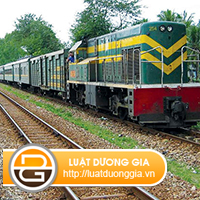 Xu-phat-o-to-tai-lam-roi-vai-dat-cat-len-duong-sat