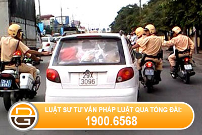 canh-sat-giao-thong-co-duoc-duoi-xe-vi-pham