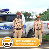canh-sat-giao-thong-co-duoc-duoi-xe-vi-pham1