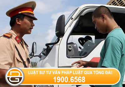 cong-an-bat-loi-khong-doi-mu-bao-hiem-cua-nguoi-vi-pham