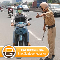 cong-an-bat-loi-khong-doi-mu-bao-hiem-cua-nguoi-vi-pham