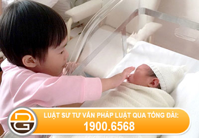 cong-chuc-sinh-con-thu-ba-co-bi-ha-bac-luong-