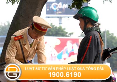 Đi xe trên hè phố có bị xử phạt hay không?