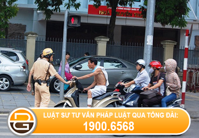 dieu-khien-xe-cham-co-bi-phat-khong-%281%29