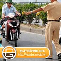 dieu-khien-xe-cham-co-bi-phat-khong-